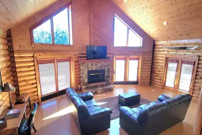 Image de Log Cabin located minutes from Missouri River, airport, I-90, and downtown.