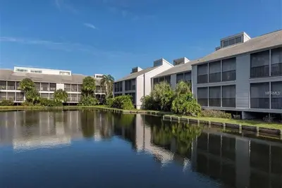 Beautiful Condo- ideal location