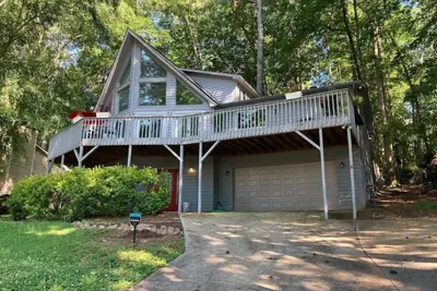 Image de Lake Home with gorgeous lake views