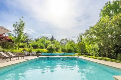 Image de Vues sur la vallée, piscine privée chauffée, Ac, endroit calme, à pied du café