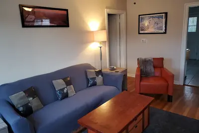 Image de 1br Mid-century Retreat near Midtown\/Virginia Lake\/Downtown