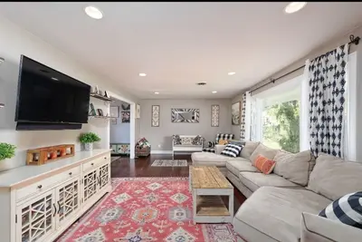 Image de Beautiful Shore Retreat with Pool