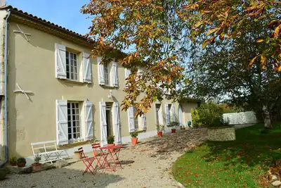Image de grande maison familiale avec piscine