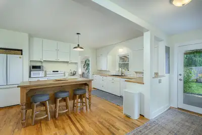 Image de Updated & Rustic 1912 Carlton Farmhouse - in Town!