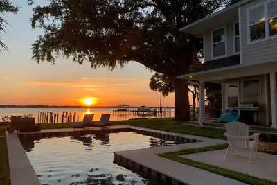Image de Luxury Waterfront Home Perfect for a Family Getaway