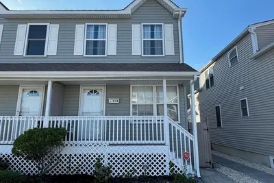 Image de Block Away From Beach, Multi-Level Condo