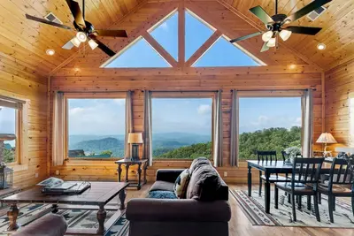 Image de Starstruck cabin ★Mountain views! Hot tub ★Theatre
