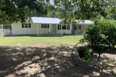 Image de Close to lake Ouachita with plenty of room to park a boat!