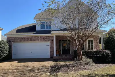 Image de Beautiful Home 4 Miles From the Square!