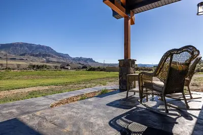 Image de New Luxury Mountain Modern Cabin Near Yellowstone