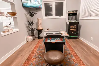 Image de Modern 4 bed Lake House Steps from Browns Lake w. Arcade Room + Private Beach