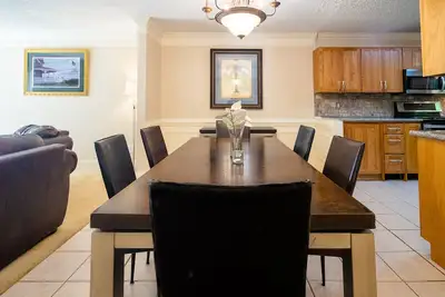 Image de North Raleigh Townhome near north hills, greenway trails and Shelley Lake