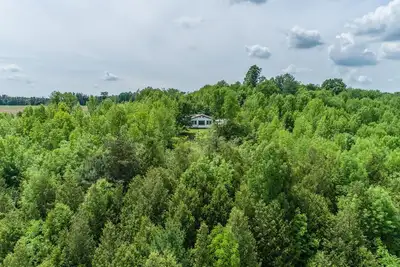 Image de Secluded 3 bedroom bungalow on the Saugeen River with 85-acres.