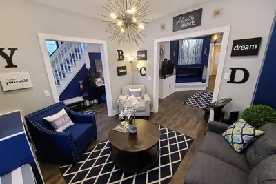 Image de ! Luxury Designed Listing! - Downtown - Soaker Tub