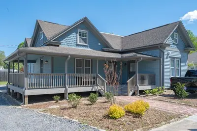 Image de Downtown house in Brevard - Lumberyard Arts District