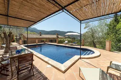 Image de Maison de famille, style traditionnel. Piscine privée. Fibre. Air conditionné