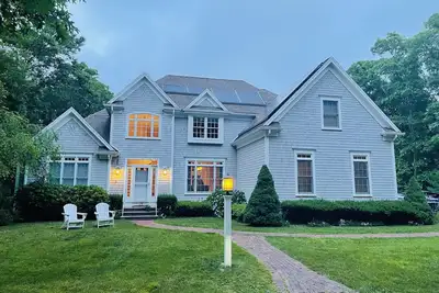 Image de Large modern All Season house/good for reunion, showers, friends/family events.