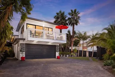 Image de House with view and great location on North Shore