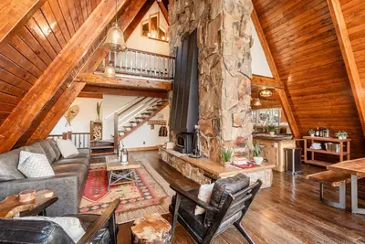 Image de \"A\" Frame of Mind - 4 bed/3 bath, Close to Resort/Hiking, Hot Tub, Sauna, Views, Outdoor Fire Pit