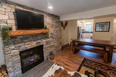 Image de Hawk's Landing Lodge - 3 Floors Entire Townhouse