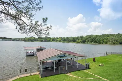 Image de Stunning Lakefront Escape:Open Water Views, Boathouse, Outdoor Kitchen & Firepit