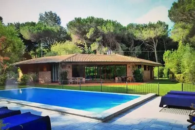 Image de Villa Butterfly ideal for family reunion! Luxuriant garden pool Bbq tennis table