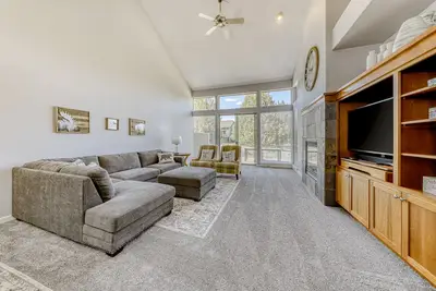 Image de Two-Story Townhouse w/Free WiFi, Fireplace, A/C, Patio, & Shared Hot Tub, Pools