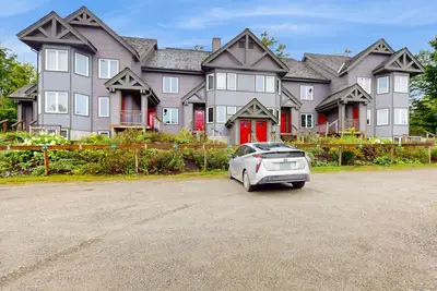 Image de Inviting ski-in/ski-out condo - free WiFi, gas fireplace & free ski shuttle