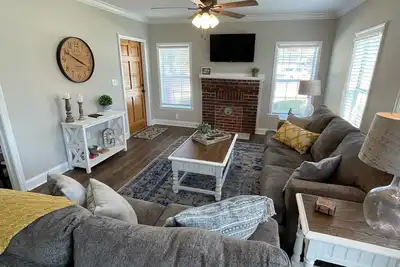 Image de Conductor’s Corner - Exquisite Railside Cottage in Folkston, Ga