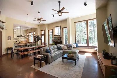 Image de New! ! Modern and Spacious high-end home! Newly renovated! On golf course!