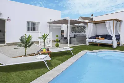 Image de Chalet Casa Caramelo avec vue sur les montagnes, connexion Wi-Fi, piscine, jardin et terrasse