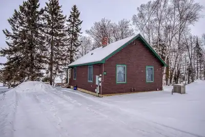 Image de Niboban Cabin 5 right on Rangeley Lake with a screened porch, fire pit, hammock, WiFi and dock!