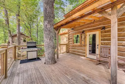 Image de Beehive Treehouse, Hot Tub, Wifi, Barnwood Builders Homemade History episode! ! !