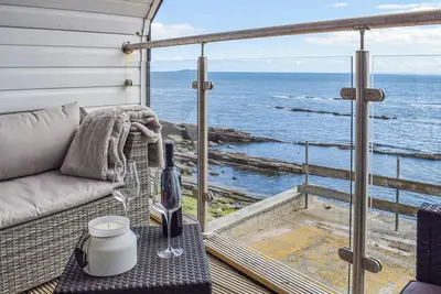Image de A beautiful cottage by the sea side and the perfect base with shops, pubs and restaurants.