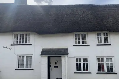 Image de Delightful mid-row thatched cottage in beautiful sleepy Dorset village.