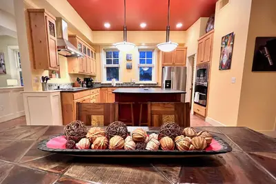 Image de A Premium and Award-Winning Downtown Property Minutes from the UofA!