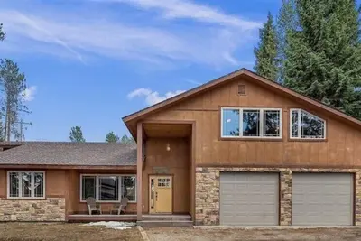 Image de **Cj's Lakeview Cabin HotTub Spotless! GameRoom Parking Stocked Kitchen**