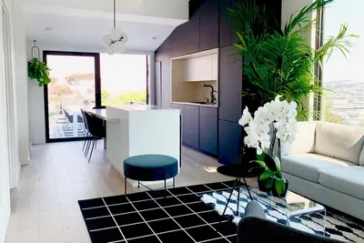 Image de Designer Stunner! Sunny Patio + Firepit + Steam Room (30-day min)