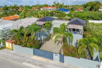 Image de Luxury 6 Bed and 4 Bath villa, 200 yards from supermarket & Jan Thiel beach