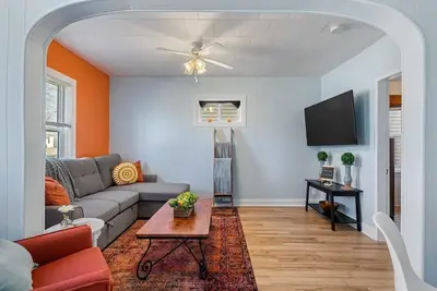 Image de Dino Cave |Bbq, Fire Pit & Netflix | Near Downtown
