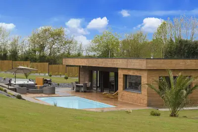 Image de Villa Cosy, Piscine, Spa, Espace Détente (Sauna & Hammam) à 8 km des plages!