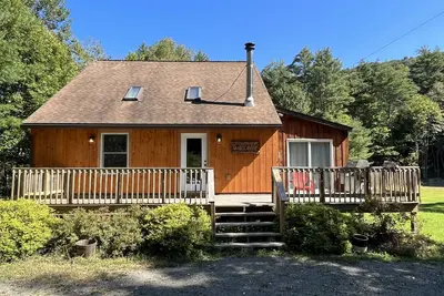 Image de Knotty Pine - Private cabin nestled in the woods, fire pit, near Cdp/Asv