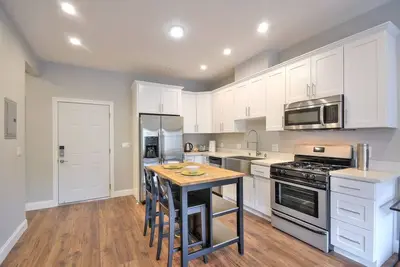 Image de Attractive Modern Victorian Unit with 3 Features: Ac, Great Walk Score & Loc