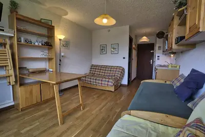 Image de Studio skis aux pieds dans une résidence avec piscine extérieure et tennis