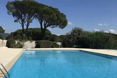 Image de Mazet pour 5 personnes dans un domaine avec piscine et terrain de tennis à Gassin