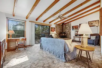 Image de Classic dog-friendly home near Yosemite with large deck, central Ac, & WiFi