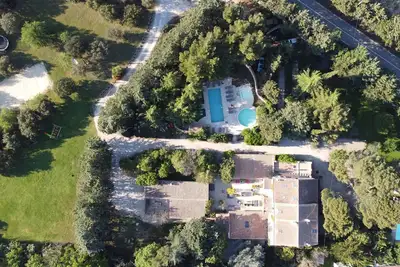 Image de Domaine en campagne proche Avignon jusqu'à 45 couchages, piscines-parc-activités