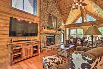 Image de Expansive Smoky Mountain Retreat w/ Hot Tub & Deck