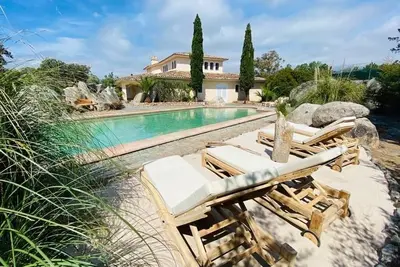 Image de Magnifique villa avec piscine, emplacement idéal, parfait pour les familles