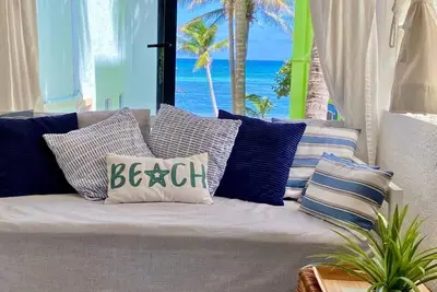 Affordable, bright studio with beach access, Ac and WiFi!